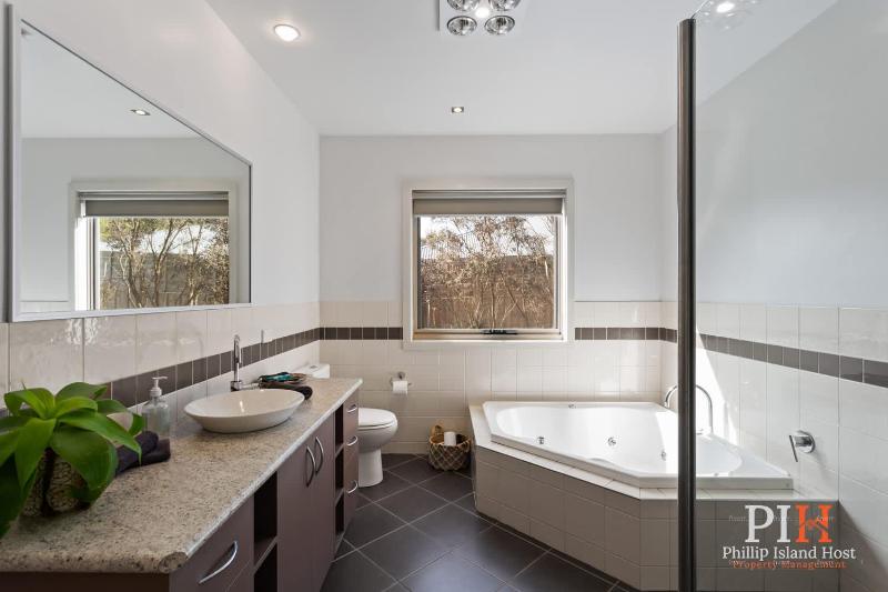 Beachwood Retreat for Ultimate Relaxation - image 7