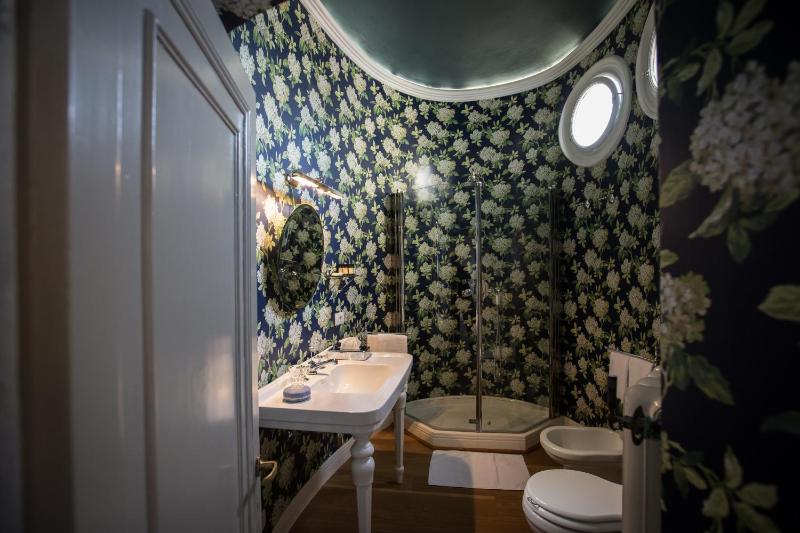 King Room with Balcony image 3