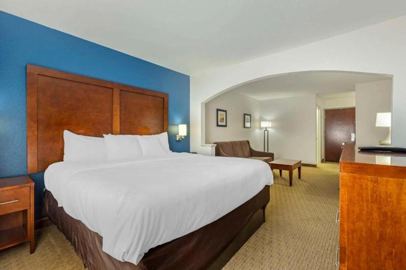 King Suite with Sofa Bed - Non-Smoking image 2