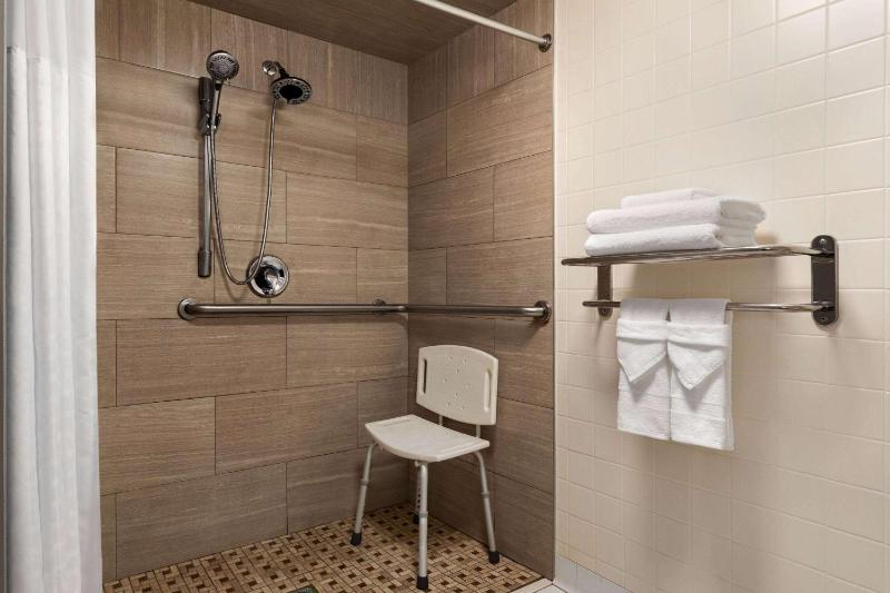 Queen Room - Mobility Access/Non-Smoking image 2