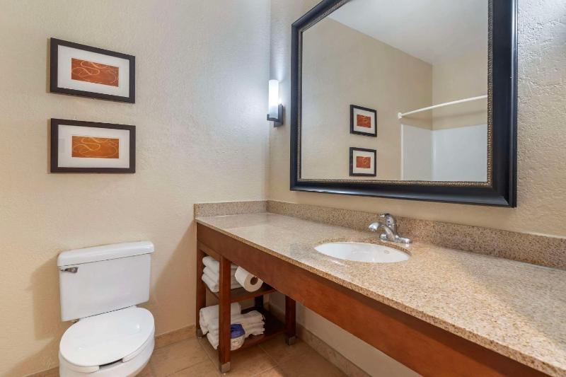 Queen Suite with Two Queen Beds - Non-Smoking image 2