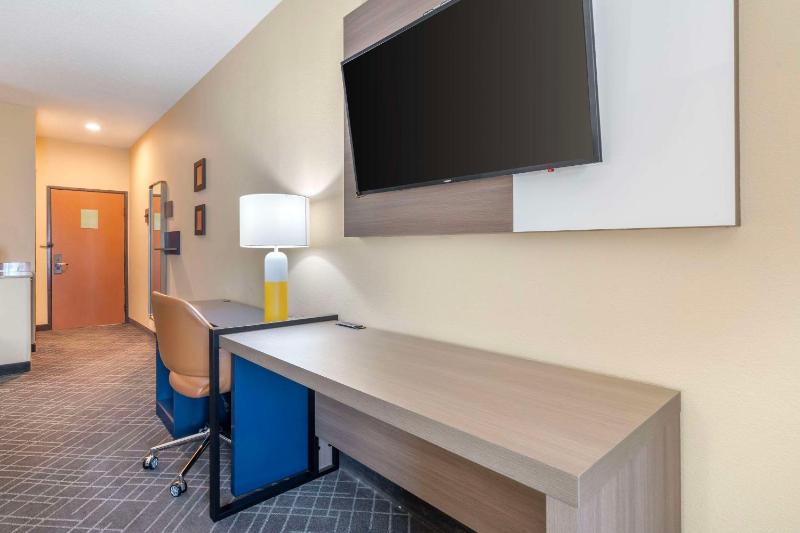 Queen Suite with Two Queen Beds - Non-Smoking image 4