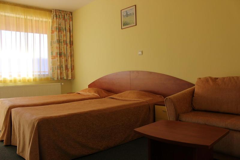 Standard Twin Room with Balcony image 3