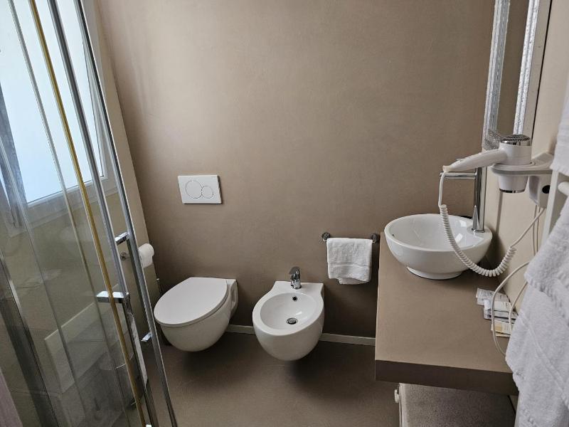Single Room image 3