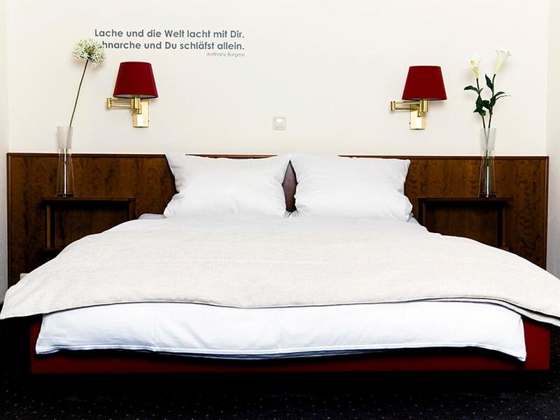 Double Room with Garden View image 3