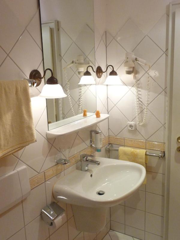 Single Room with Shower image 4