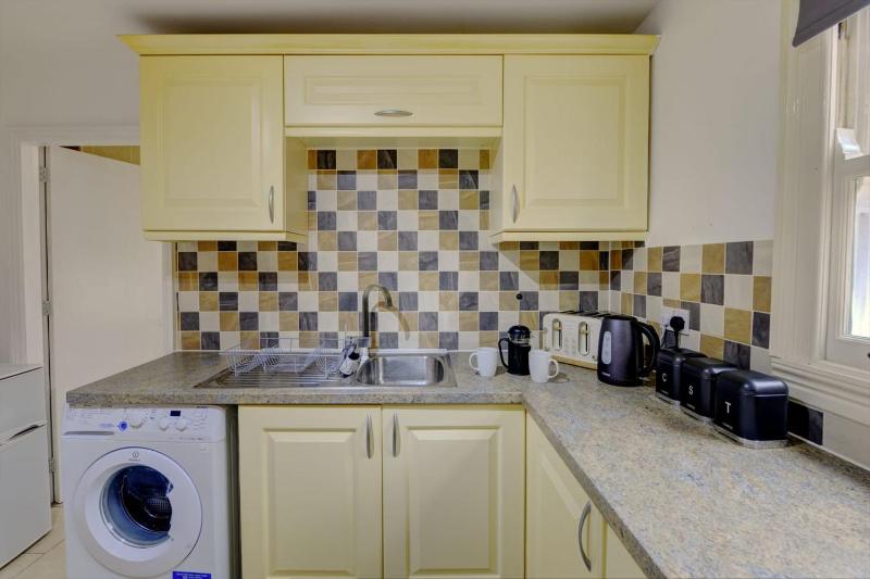 Spacious Haven Near The University of Leicester - image 14