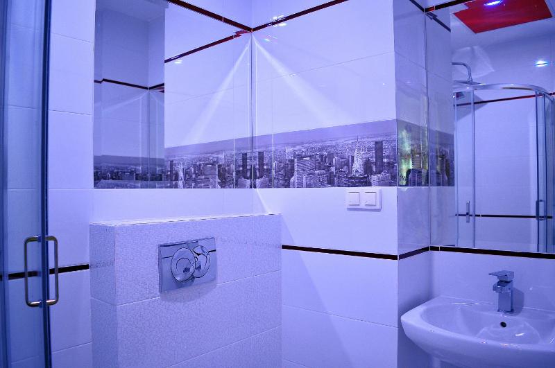 Deluxe Twin Room with Private Bathroom image 4
