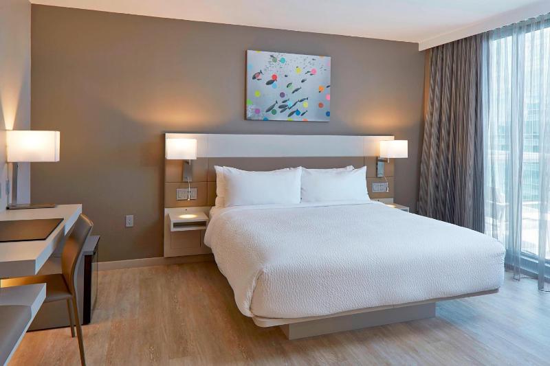 Deluxe King Room with Ocean View and Balcony image 1