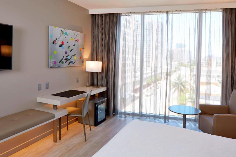 King Room with City View image 3
