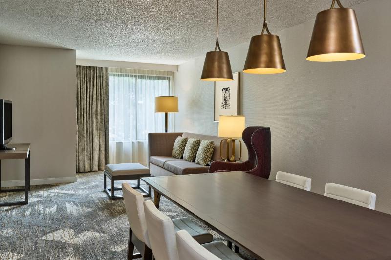 Club lounge access, 1 Bedroom Suite, 1 King image 2