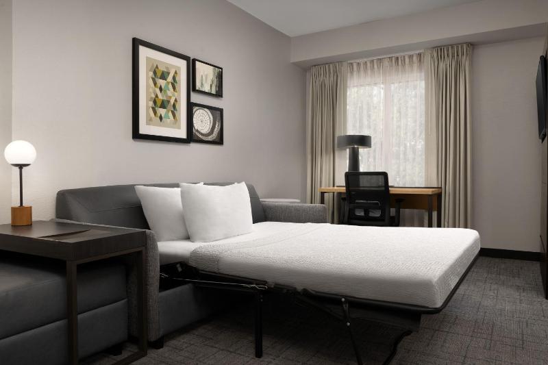 King Studio with Sofa Bed image 4