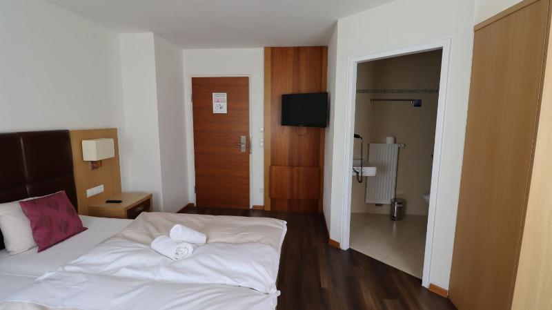 Standard Double Room image 3