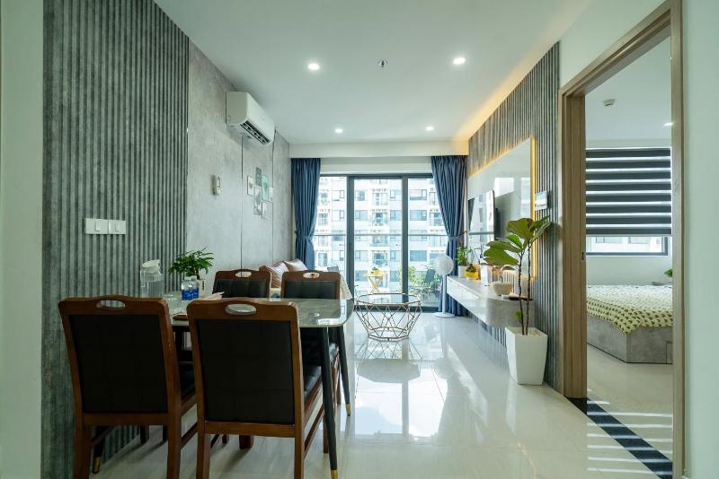 Hue Oi Homestay - Spacious 2-Bedroom Apartment with Balcony and Pool - image 1