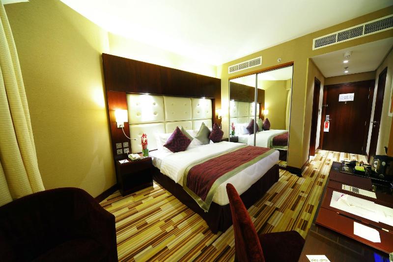 Deluxe Double Room with Balcony image 3