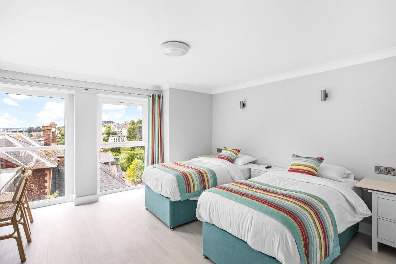 Twin Room with Private Bathroom image 3