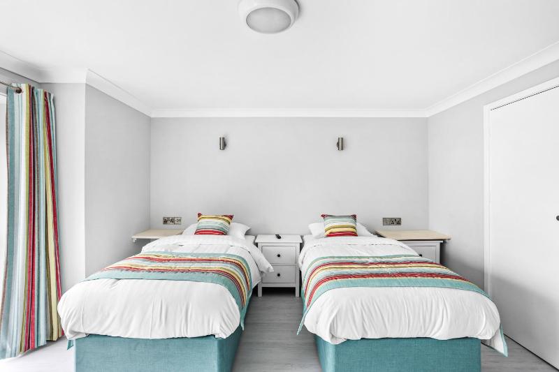 Twin Room with Private Bathroom image 4
