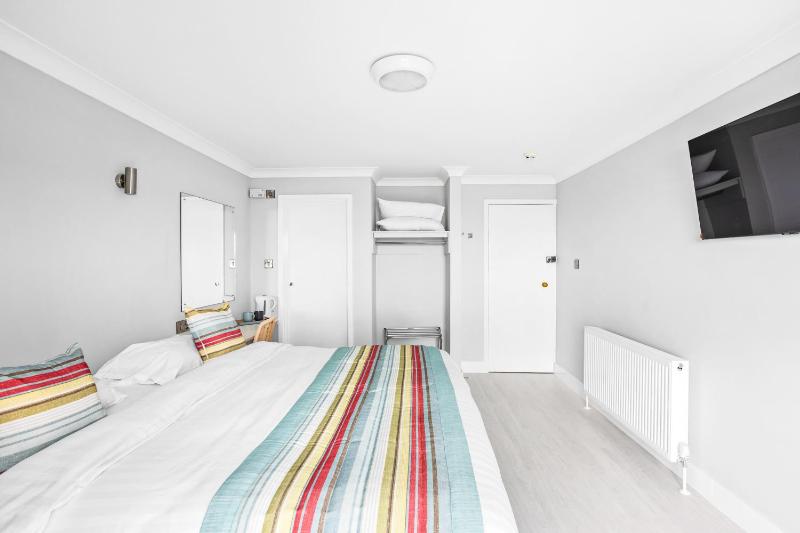 Double Room with Private Bathroom image 1