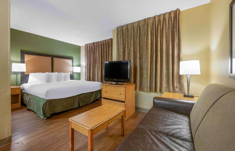 Deluxe Studio with 1 King Bed - Non-Smoking image 4