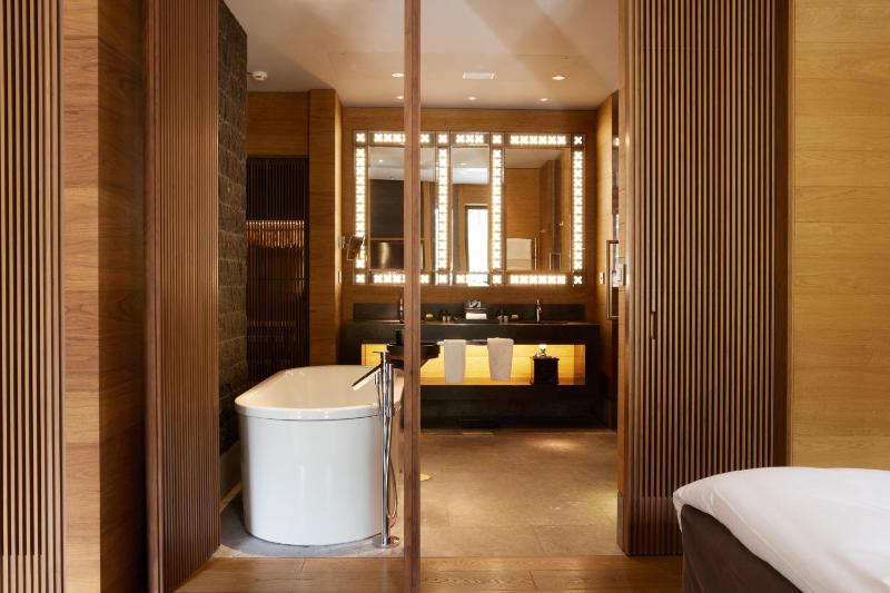 Grand Deluxe Double Room image 3