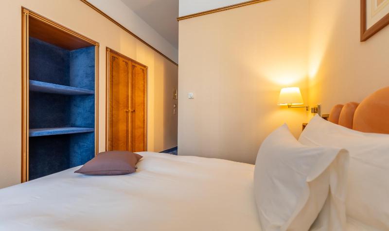 Standard Single Room with Street View image 4