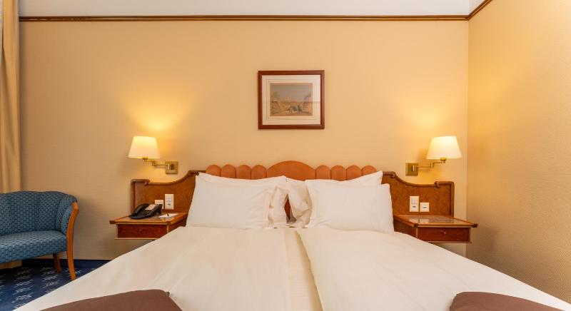 Standard Double or Twin Room with Street View image 4