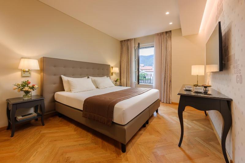Standard Double Room image 4