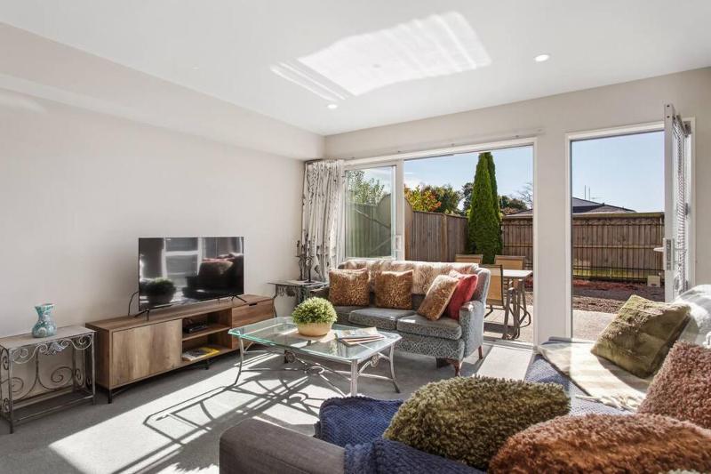 Handy Riccarton Hagley Park CBD 10 Mins - image 1