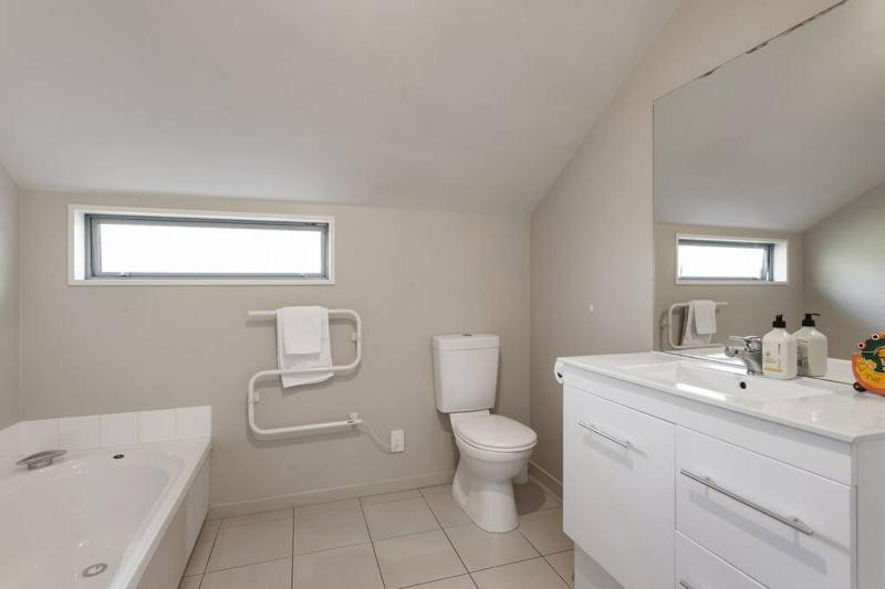 Handy Riccarton Hagley Park CBD 10 Mins - image 15