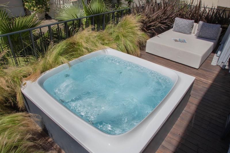King Suite with Spa Bath - Separate Building image 3
