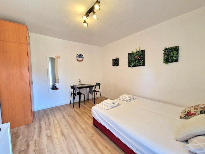 Apartment Splitska - image 9