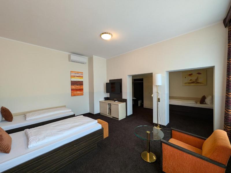 Family Room with Three Single Beds image 2