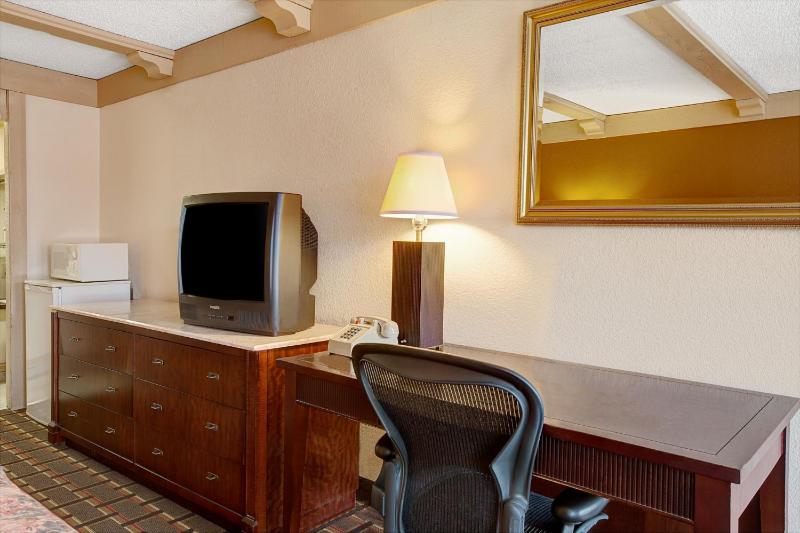 Double Room with Two Double Beds - Smoking image 4
