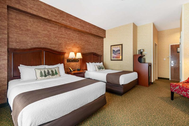 Deluxe Queen Room with Two Queen Beds - Non-Smoking image 3