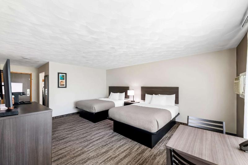 Queen Room with Two Queen Beds - Non-Smoking image 3