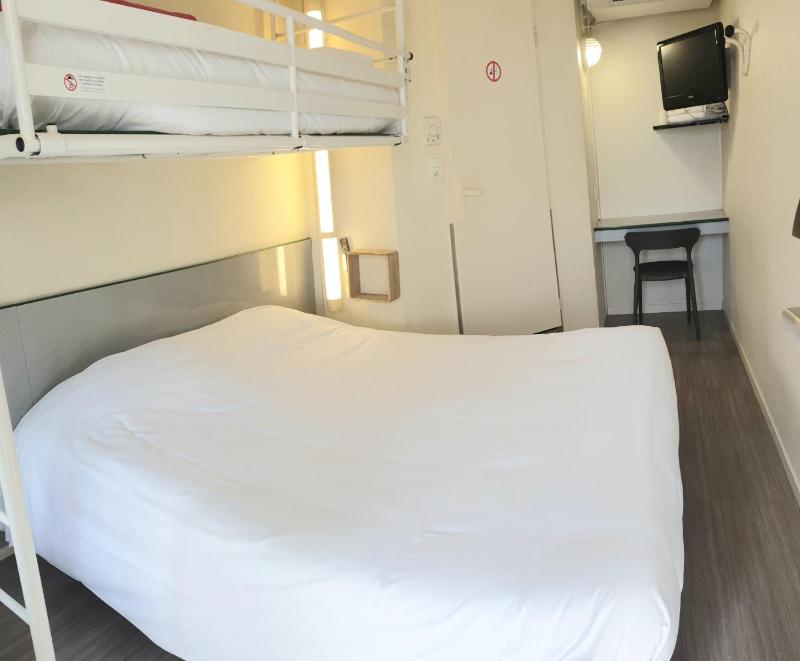 Triple Room (1 Double Bed + 1 Single Bed) image 1