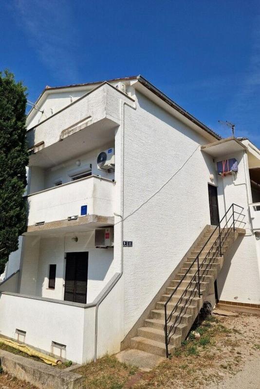 Apartment Splitska - image 1