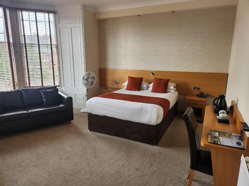 Family Room (2 Adults + 1 Child) image 3