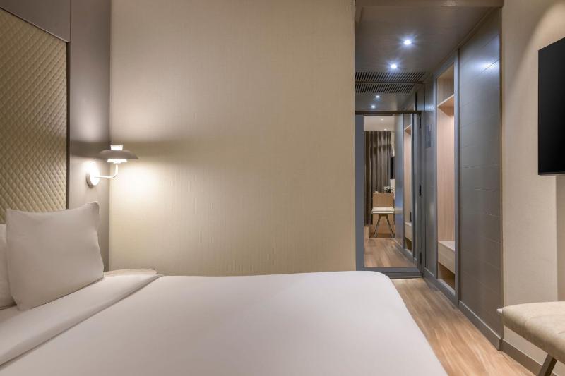 Guest Room, 1 King image 3