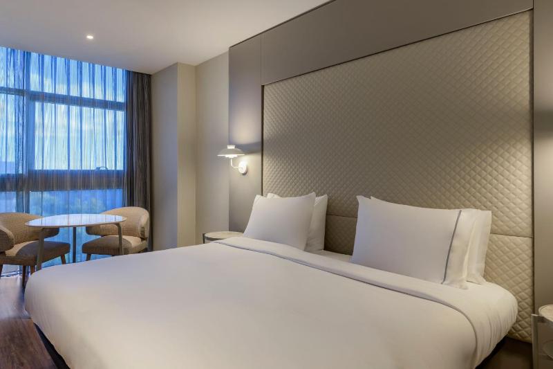 Guest Room, 1 King image 4