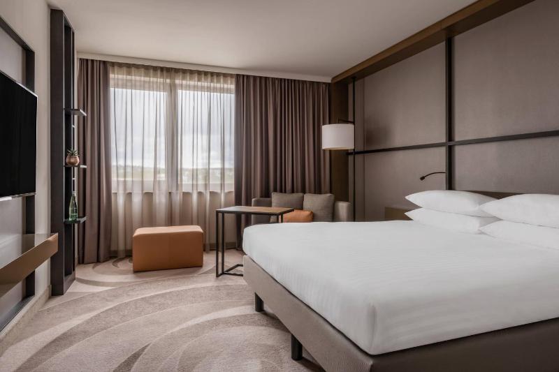 Deluxe Room, Guest room, 1 King image 4