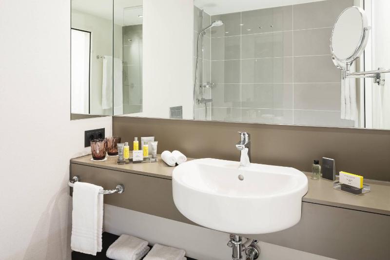 Executive Queen Room with Lounge Access image 4