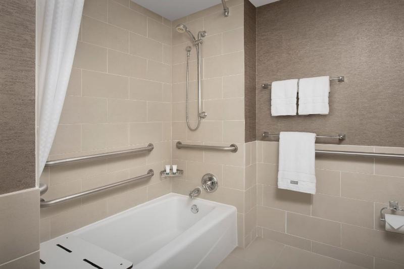Guest Room, 1 King image 2