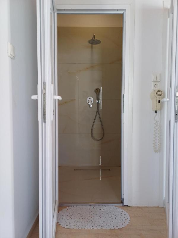 Manos Rooms - image 12