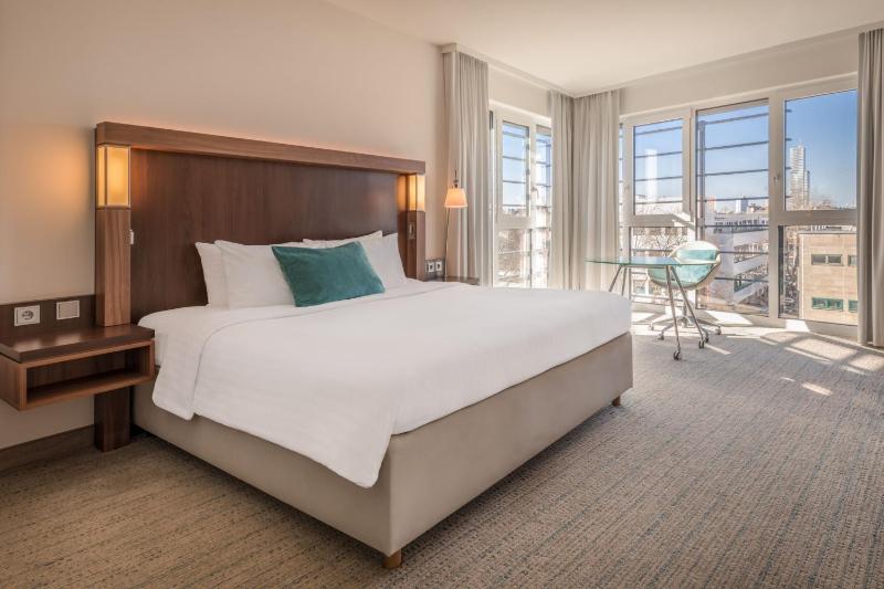 Corner Room, Deluxe Guest room, 1 King, Corner room image 3
