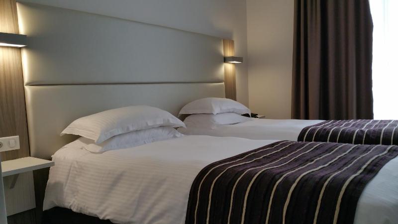 Premium Twin Room image 1