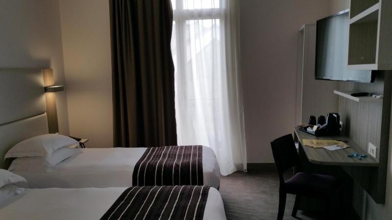 Premium Twin Room image 3