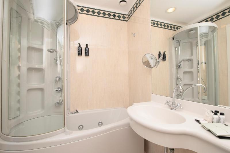 Family Suite with Spa Access image 1