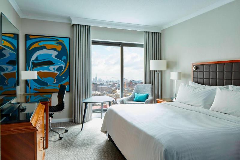 Deluxe King Room image 3