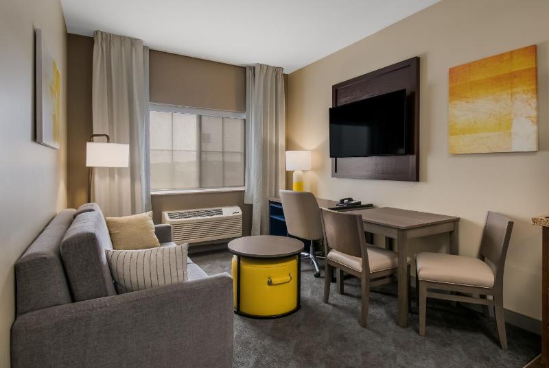 Queen Suite - Non-Smoking image 3